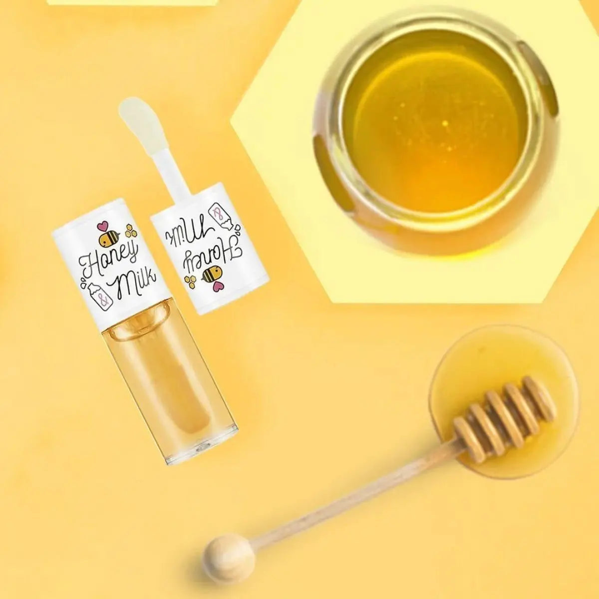 Flacon d’huile à lèvres Honey & Milk avec une cuillère de miel.